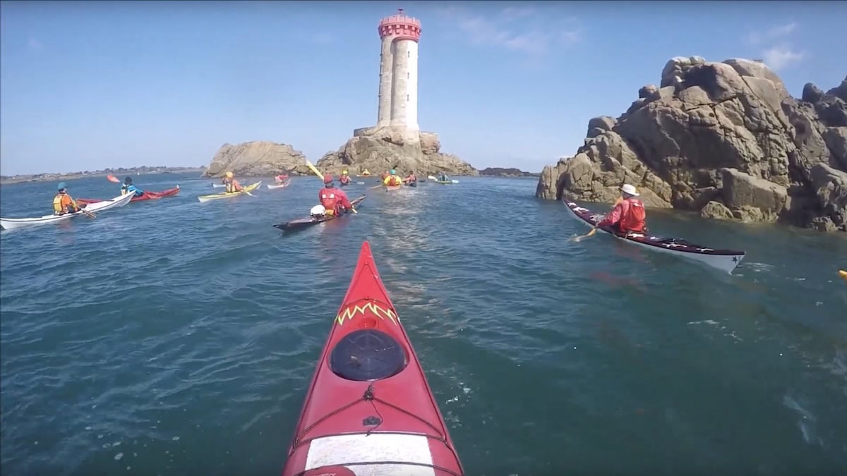 Kayaks devant le phare de la Croix, Archipel de Bréhat 